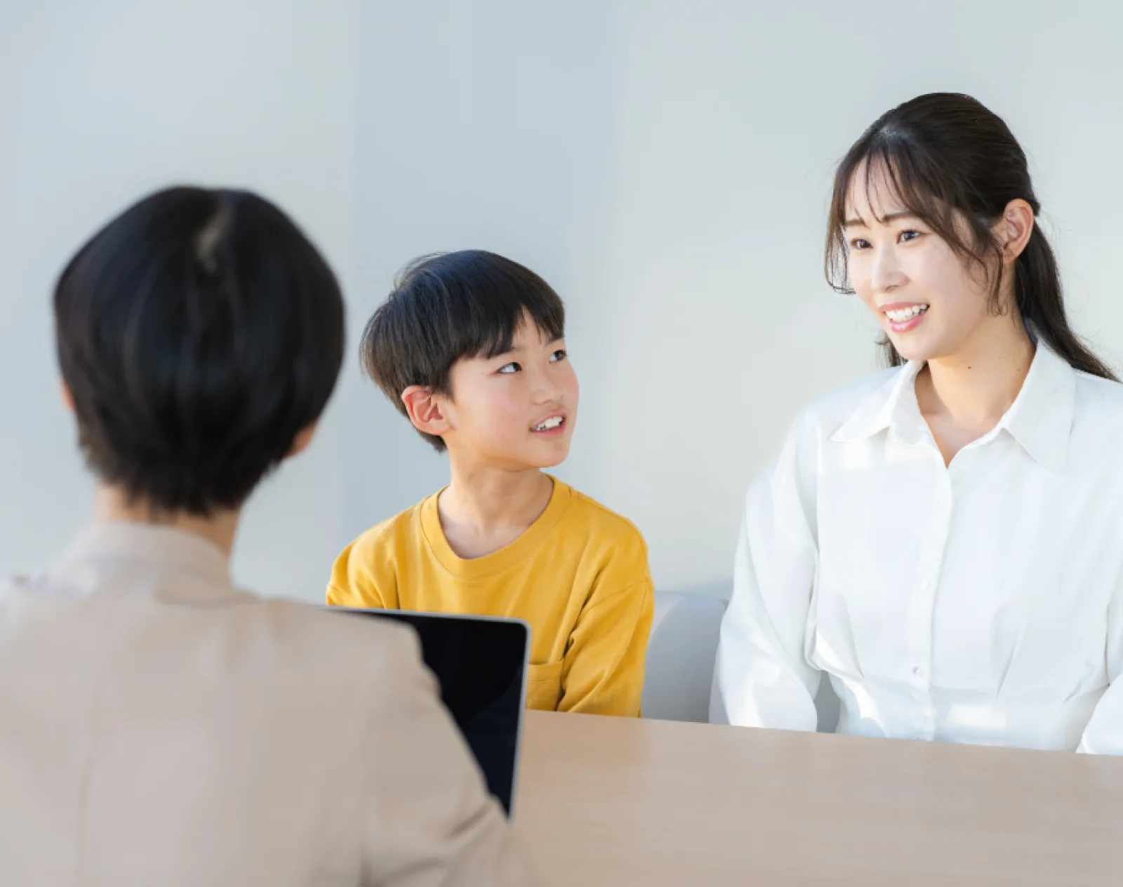 保護者と子どもが支援者と相談するイメージ