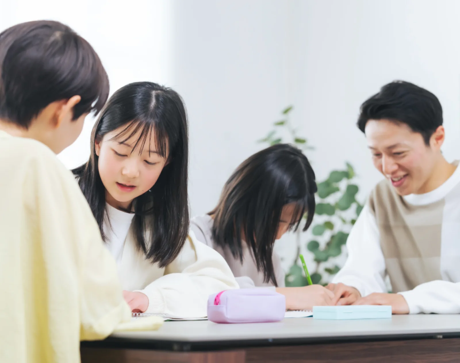 支援者と一緒に過ごしながら学ぶ子どもたちのイメージ
