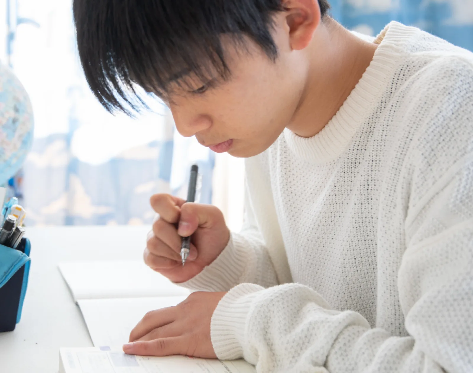 一人で学習に取り組む子どものイメージ