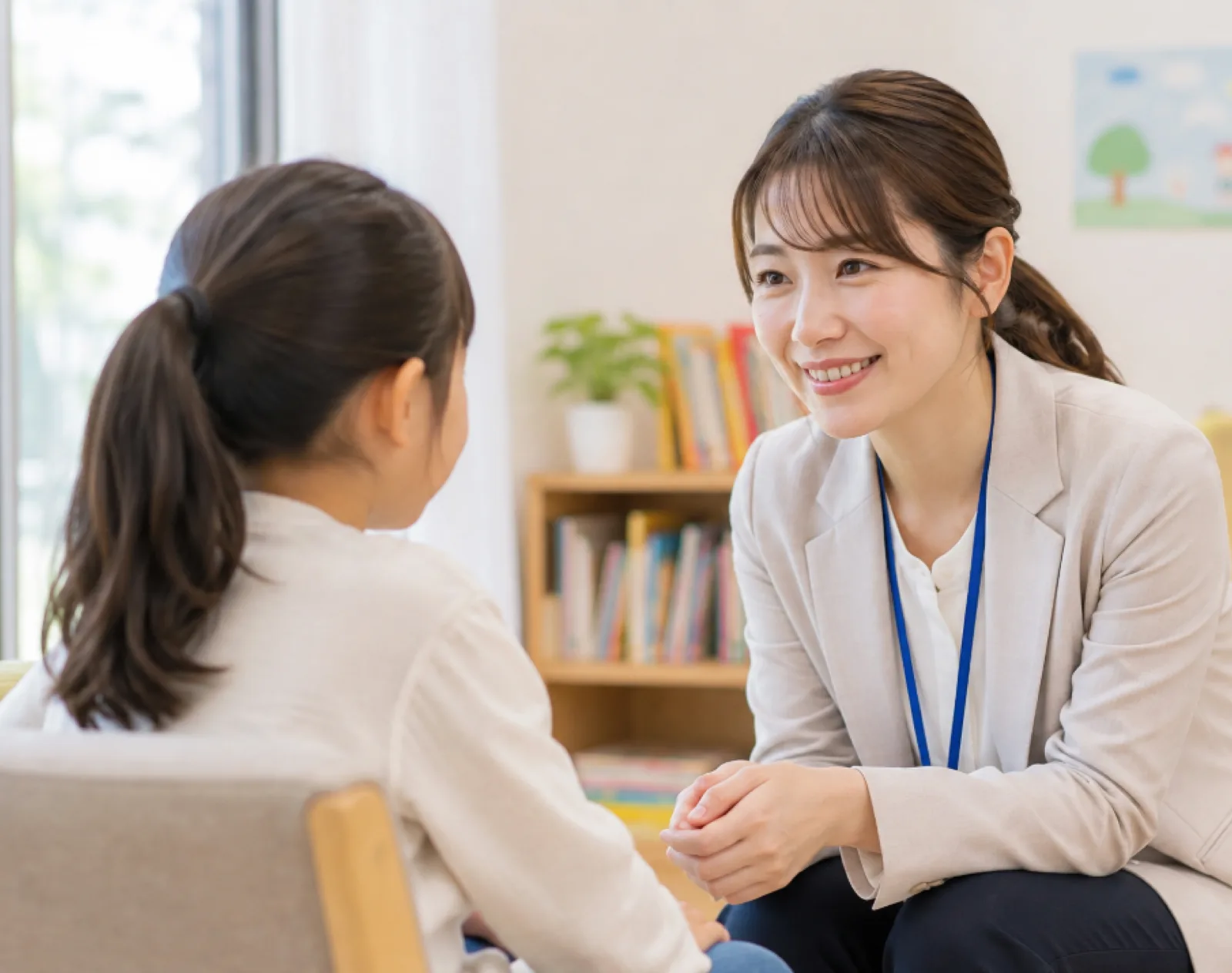 支援者と子どもが対話しているイメージ