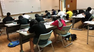放課後の教室で学習する子どもたち