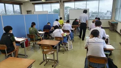 公営塾の教室で学ぶ生徒たち